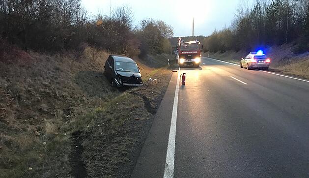 Zwei Personen nach Unfall im Begegnungsverkehr mittelschwer verletzt