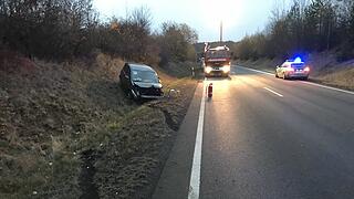 Zwei Personen nach Unfall im Begegnungsverkehr mittelschwer verletzt