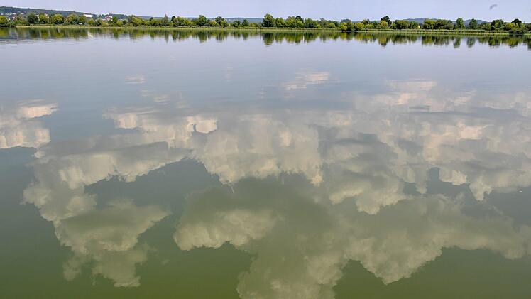 Wolkenspiegelung am Altmühlsee Foto: Ronald Rinklef