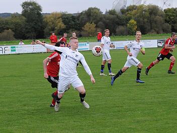 Marian Wiesler vom FC Westheim hat im Spiel gegen R&ouml;delmaier den Ball im Fokus. Gegen Forst wartet auf die Aufsteiger eine auf dem Papier noch schwierigerer Aufgabe als gegen den Abstiegskonkurrenten aus Rh&ouml;n-Grabfeld.  Foto: ssp