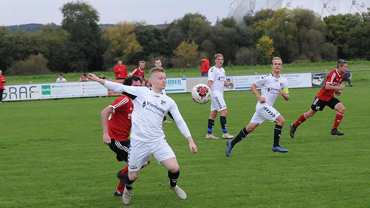Marian Wiesler vom FC Westheim hat im Spiel gegen R&ouml;delmaier den Ball im Fokus. Gegen Forst wartet auf die Aufsteiger eine auf dem Papier noch schwierigerer Aufgabe als gegen den Abstiegskonkurrenten aus Rh&ouml;n-Grabfeld.  Foto: ssp