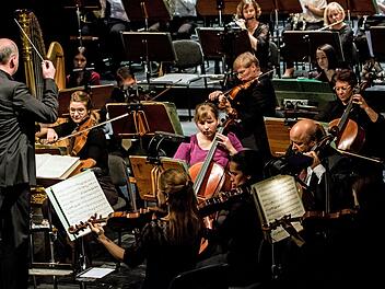 Beim Mitmachkonzert des Landestheaters musizierten junge Talente gemeinsam mit den Profis des Philharmonischen Orchesters  unter der Leitung von Wolfgang Lischke. Außerdem wirkte der Kinderchor des Landestheaters mitd.Foto: Jochen Berger