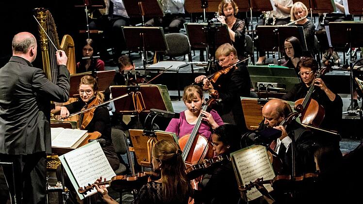 Beim Mitmachkonzert des Landestheaters musizierten junge Talente gemeinsam mit den Profis des Philharmonischen Orchesters  unter der Leitung von Wolfgang Lischke. Außerdem wirkte der Kinderchor des Landestheaters mitd.Foto: Jochen Berger
