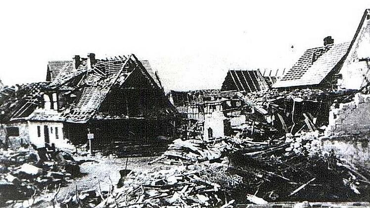 Stettfeld wurde im Zweiten Weltkrieg hart getroffen. In der Nacht zum 31. März 1944 fielen zwei Luftminen und unzählige Brandbomben auf das Dorf. Zwölf Menschen kamen ums Leben. Offenbar hatten britische Bomber Kurs auf Nürnberg genommen, waren in Luftkämpfe verwickelt worden und die alliierten Besatzungen warfen ihre Bomben ungezielt ab. Dabei wurde Stettfeld getroffen. Zwei weitere schwere Angriffe gab's im Maintal Mitte Juli 1944; damals war das Kugelfischer-Werk Eltmann das Ziel. Dabei wu...