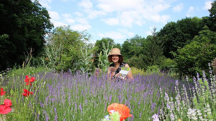 Mitten in ihrer kleinen Lavendel-Oase: Elke Puchtler. Diana Fuchs