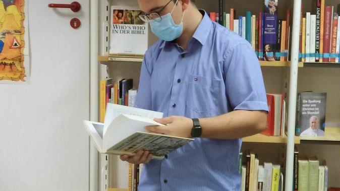 Nico Kauper vertieft sich in "Adelsdorf im Aischgrund". Foto: Britta Schnake