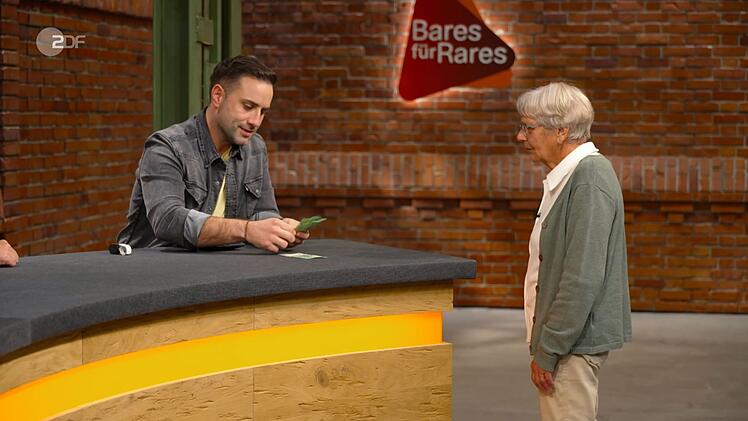 Die Händler rätselten zwar zunächst über den Verwendungszweck des Tabletts, David Suppes zahlte dann aber sogar 1.000 Euro für das Objekt: "Ein Tischkunstwerk aus Bronze. Ich lasse das mal vielleicht wirklich als Kunstwerk auf dem Tisch wirken."