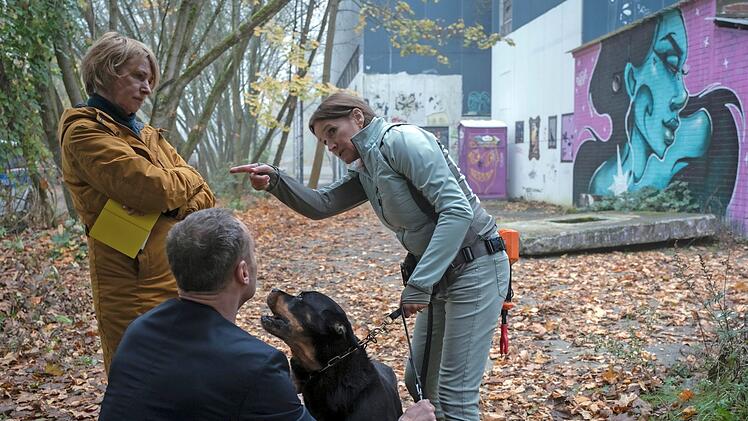 Spazierg&auml;ngerin Edda Odin (Catherine Stoyan, rechts) berichtet Susanne Bonard (Corinna Harfouch) und Robert Karow (Mark Waschke), auf welche Weise sie den Toten entdeckt hat.