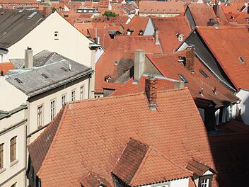 Ziegelgedeckte D&auml;cher einer malerischen Altstadt mit historischen Geb&auml;uden, die eng beieinander stehen. Eine fr&auml;nkische Stadt, ausgezeichnet als drittbeste f&uuml;r Kurzurlaube in Deutschland.