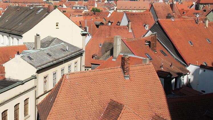 Ziegelgedeckte D&auml;cher einer malerischen Altstadt mit historischen Geb&auml;uden, die eng beieinander stehen. Eine fr&auml;nkische Stadt, ausgezeichnet als drittbeste f&uuml;r Kurzurlaube in Deutschland.