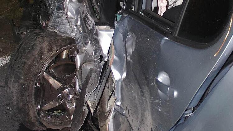 Auch an der Fahrerseite war der Seat schwer beschädigt.