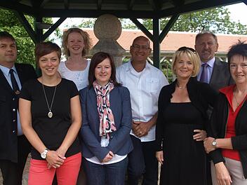 Komplett ist der Vorstand der Vereinsgemeinschaft Eltingshausen mit (von links) Matthias Brustmann, Margit Vollbrecht, Carolin Hartung, Sandra Bambach, 2. Vorsitzender Andreas Kukuk Susanne Gröbner, Vorsitzender Hubert Schott und Helma Seufert.  Foto: Stefan Geiger