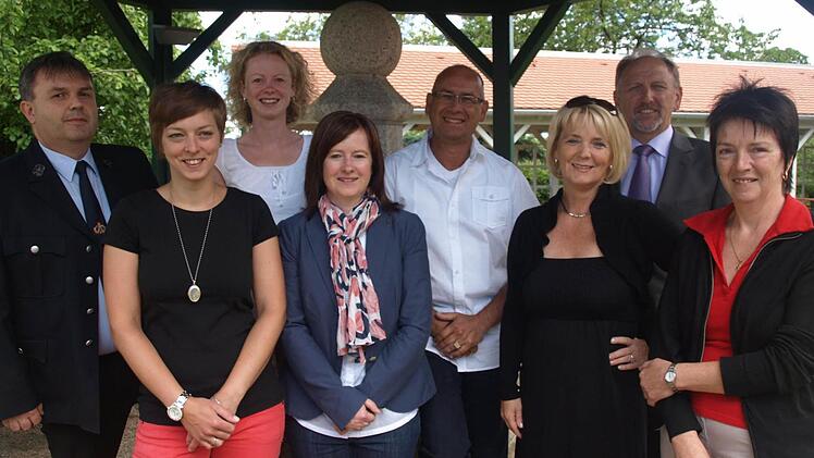 Komplett ist der Vorstand der Vereinsgemeinschaft Eltingshausen mit (von links) Matthias Brustmann, Margit Vollbrecht, Carolin Hartung, Sandra Bambach, 2. Vorsitzender Andreas Kukuk Susanne Gröbner, Vorsitzender Hubert Schott und Helma Seufert.  Foto: Stefan Geiger