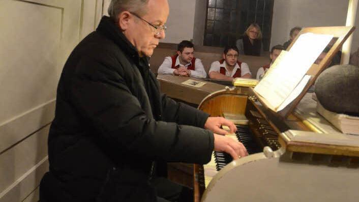 Dekanatskantor Marius Popp spielte zur Freude der Zuhörer in der Dreieinigkeitskirche in Weißenbrunn.