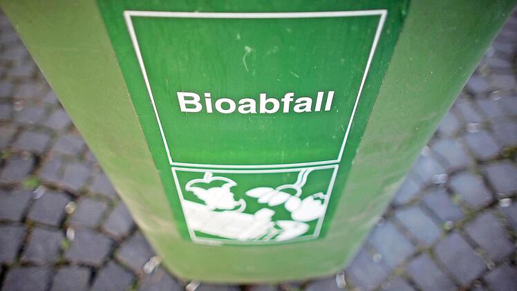 Mit dem 1. Januar gilt bundesweit eine strengere Sortierpflicht für Müll. Die Biotonne soll her. Ob sich das für den Kreis Kronach aber überhaupt lohnt, wird derzeit geprüft. Vor 2016 wird es keine neue Tonne geben, ob danach, wird sich zeigen. Foto: Fredrik von Erichsen/dpa
