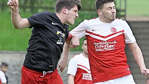 Bei vielen hohen Bällen waren Luftkämpfe an der Tagesordnung. Weilersbachs Spielführer Andreas Dörfler (li.) im Duell mit Serhan Isik.