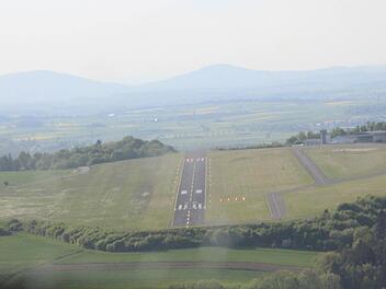 Die Landebahn auf der Brandensteinsebene, gesehen aus dem Cockpit. Infrastruktureinrichtungen wie ein Verkehrslandeplatz sind zwar eine freiwillige Leistung, "allerdings im Rahmen der kommunalen Daseinsvorsorge, so dass sie einer Pflichtaufgabe angenähert ist", sagt die Regierung von Oberfranken. Foto: Simone Bastian