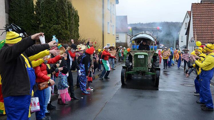 Trotz Regen gute Laune in Oehrberg. Foto: Peter Rauch