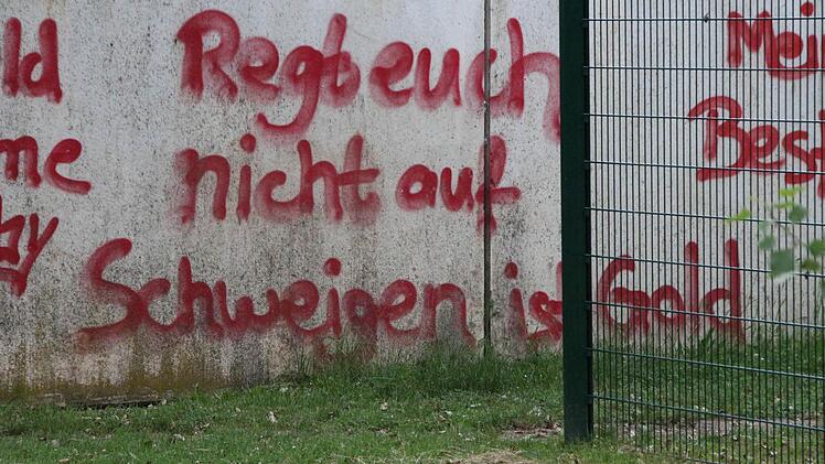 Philosophische Anmerkung an einer Garagenwand. Foto: Simone Bastian