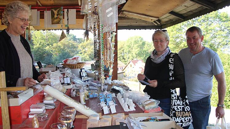 Silke und Stephan Schröter aus Mülverstedt, die zu Besuch aus dem Kreuzberg sind, kaufen noch schnell ein Andenken bei Silvya Mathes.