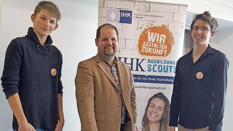 Als Ausbildungs-Scouts kehrten David Höhn (links) aus Wonfurt und Patrick Brunner (rechts) aus Zeil an die Albrecht-Dürer-Mittelschule zurück. Im Auftrag der IKH informieren sie die Schüler über ihre Ausbildungsberufe. Mit dabei war Heinz-Peter Sorge, der das Projekt "AusbildungsScouts" in der Region koordiniert.  Foto: sw