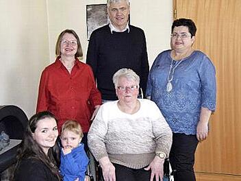 Glückwünsche gab es für die Jubilarin von (v. l.) Enkelin Stefanie Beßlein mit Urenkel Andreas, Tochter Regina Bäumler, Bürgermeister Bernhard Storath und Schwiegertochter Gabi Batz. Foto: Welz
