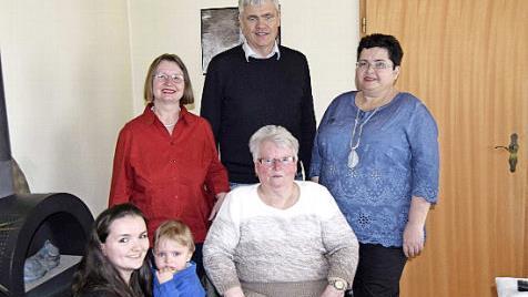 Glückwünsche gab es für die Jubilarin von (v. l.) Enkelin Stefanie Beßlein mit Urenkel Andreas, Tochter Regina Bäumler, Bürgermeister Bernhard Storath und Schwiegertochter Gabi Batz. Foto: Welz