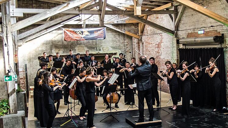 Das Orchester M18 beeindruckte das Publikum zum Auftakt des Festivals "Klanggrenzen" in der Alten Pakethalle in Coburg.Foto: Jochen Berger