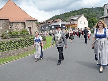 Der Schützenumzug am Sonntagnachmittag ist traditionell ein Höhepunkt des Festes. Im vergangenen Jahr führte der Schützenkönig von 2016, Georg Backer, den Festzug an.  Foto: K.- H. Hofmann