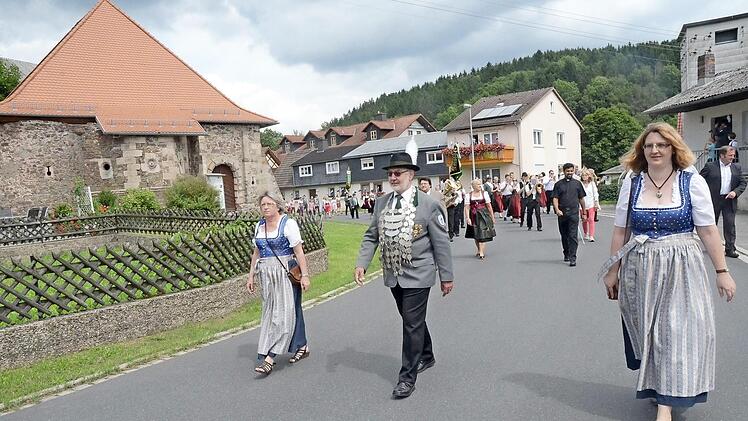Der Schützenumzug am Sonntagnachmittag ist traditionell ein Höhepunkt des Festes. Im vergangenen Jahr führte der Schützenkönig von 2016, Georg Backer, den Festzug an.  Foto: K.- H. Hofmann