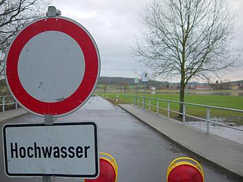 Die übliche Verdächtige: Die Kreisstraße von Hemmendorf (Landkreis  Haßberge) nach Lahm (Landkreis Coburg) musste in der Nacht auf Montag wegen dem hohen Wasserstand der Itz gesperrt werden. - Foto: Berthold Köhler