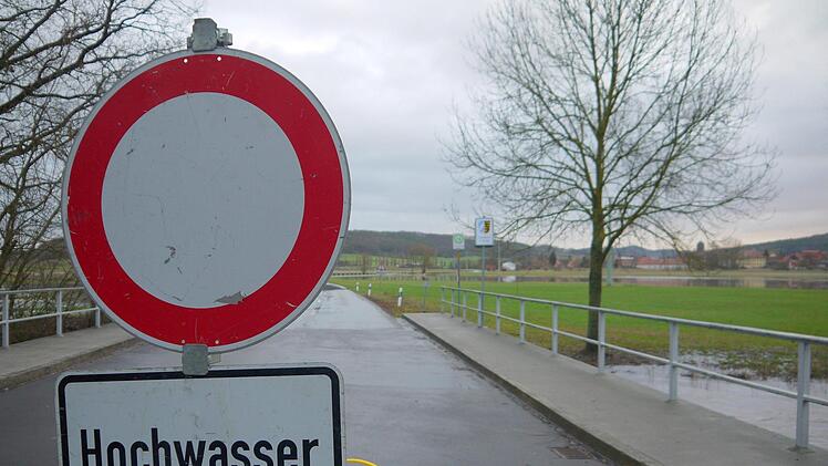 Die übliche Verdächtige: Die Kreisstraße von Hemmendorf (Landkreis  Haßberge) nach Lahm (Landkreis Coburg) musste in der Nacht auf Montag wegen dem hohen Wasserstand der Itz gesperrt werden. - Foto: Berthold Köhler