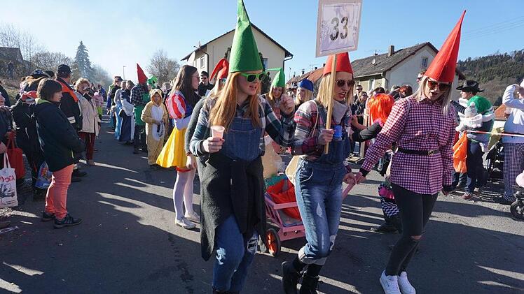 Hey Zwerge, hey Zwerge, hey Zwerge ho: Die  Garde "Zell Angels" des TSV  Oberzell. Foto: Marion Eckert