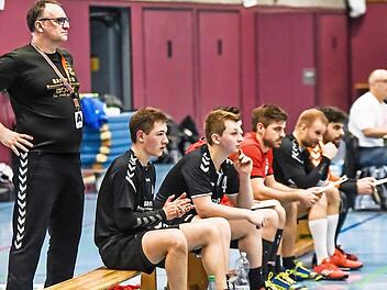 Trainer Matthias Batzner (links) peilt mit seinem TV Ebern den Klassenerhalt in der Bezirksoberliga an. Foto: Ryan Evans