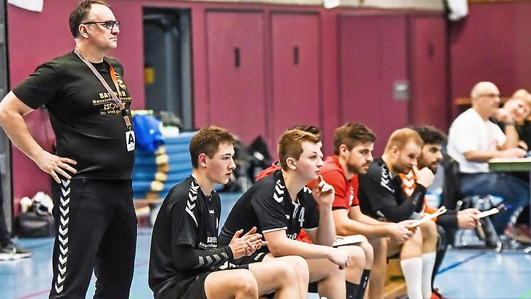 Trainer Matthias Batzner (links) peilt mit seinem TV Ebern den Klassenerhalt in der Bezirksoberliga an. Foto: Ryan Evans
