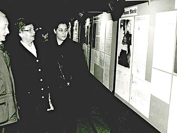 Hanka Kotlicki, eine Überlebende des Todesmarsches von Helmbrechts, besuchte 1998 mit ihrer Tochter die Ausstellung "Reichskristallnacht in Kulmbach" in der alten Turnhalle des MGF-Gymnasiums. Links der Helmbrechtser Heimatforscher Otto Knopf  Fotos: Wolfgang Schoberth