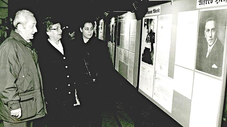 Hanka Kotlicki, eine Überlebende des Todesmarsches von Helmbrechts, besuchte 1998 mit ihrer Tochter die Ausstellung "Reichskristallnacht in Kulmbach" in der alten Turnhalle des MGF-Gymnasiums. Links der Helmbrechtser Heimatforscher Otto Knopf  Fotos: Wolfgang Schoberth