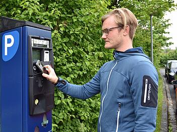 Wenn man zukünftig  seine Parkgebühren mit dem Smartphone bezahlen könnte, wäre dies eine Erleichterung für die Bürger. Jannik Wolfer aus Knetzgau (im Bild) würde dies auf jeden Fall begrüßen.  Ulrike Langer