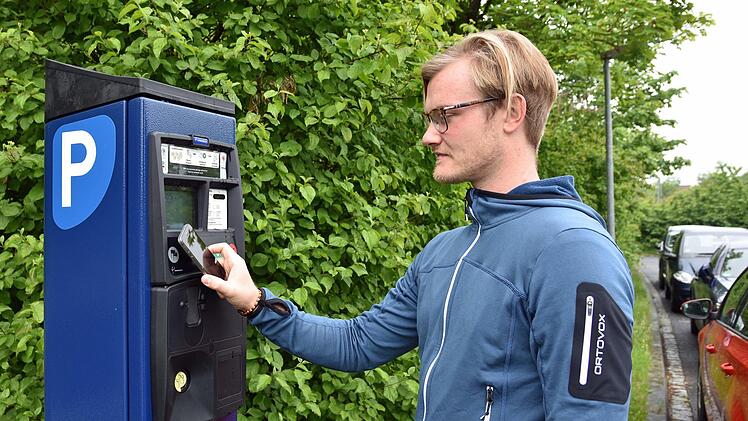 Wenn man zukünftig  seine Parkgebühren mit dem Smartphone bezahlen könnte, wäre dies eine Erleichterung für die Bürger. Jannik Wolfer aus Knetzgau (im Bild) würde dies auf jeden Fall begrüßen.  Ulrike Langer