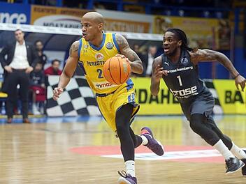 Ein Bild mit Symbolcharakter: Der Bamberger Aufbauspieler Paris Lee wird vom elf Jahre älteren Will Hatcher geschlagen, Brose-Coach Roel Moors nimmt es im Hintergrund mürrisch zur Kenntnis.  Foto: championsleague.basketball