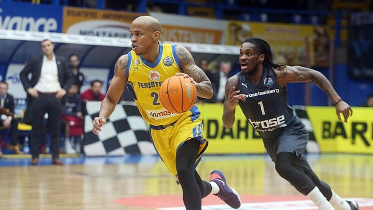 Ein Bild mit Symbolcharakter: Der Bamberger Aufbauspieler Paris Lee wird vom elf Jahre älteren Will Hatcher geschlagen, Brose-Coach Roel Moors nimmt es im Hintergrund mürrisch zur Kenntnis.  Foto: championsleague.basketball
