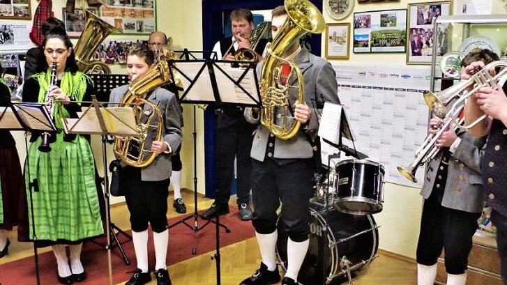 Mit einem umfangreichen musikalischen Angebot bereicherten in der Trachtenstube die "Haache Volksmusikanten" die Hauptversammlung des Heimat- und Trachtenvereins Haig. Foto: Gerd Fleischmann