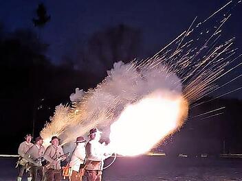 Die B&ouml;llerguppe des Sch&uuml;tzenvereins Buckenhofen beim Salutschuss.