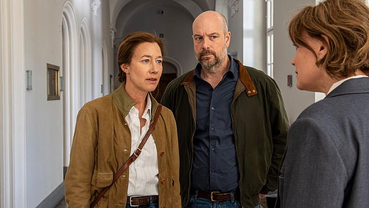 Bei ihren Ermittlungen im "Polizeiruf 110: Ablass" sprechen Kommissarin Cris Blohm (Johanna Wokalek, links) und Kommissar Dennis Eden (Stephan Zinner) auch mit Staatsanw&auml;ltin Runa Sibelius (Marion Mitterhammer) &uuml;ber einen vermeintlich abgeschlossenen Fall.