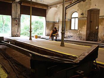 Marc Häpp erneuert vor dem Denkmaltag die Warnstreifen rund um die Wartungsschächte für die Boote. Fotos: Ralf Ruppert