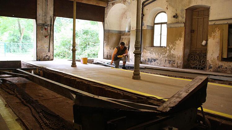 Marc Häpp erneuert vor dem Denkmaltag die Warnstreifen rund um die Wartungsschächte für die Boote. Fotos: Ralf Ruppert