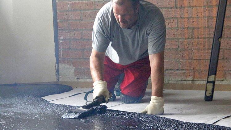 Pro Tag werden 250 Quadratmeter Asphalt-Estrich aufgetragen. Foto: Josef Hofbauer