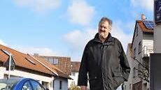 So sah es Ende Februar aus. Gastwirt Georg Fehr kritisierte den Zustand des Gehweges vor seinem Haus. Foto: Kathrin Kupka-Hahn