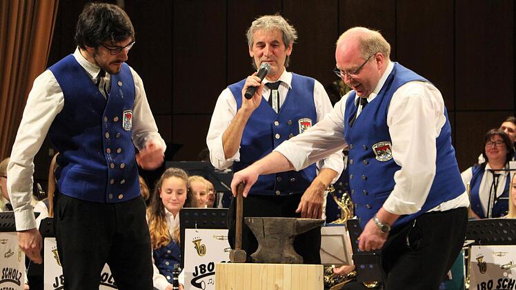 Zum Schmunzeln war die Interpretation der Amboss Polka. Daniel Scholz und Walter Schmitt mussten - während sie mit dem Amboss den Takt schlugen - mehrere Bier leertrinken. Foto: Julia Raab