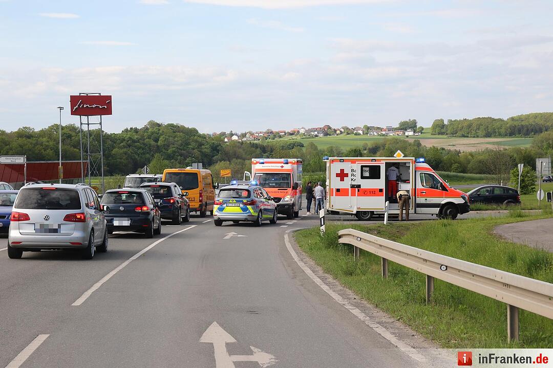 Kreis Coburg: Drei Verletzte und 30.000 Euro Sachschaden nach Vorfahrtsverletzung